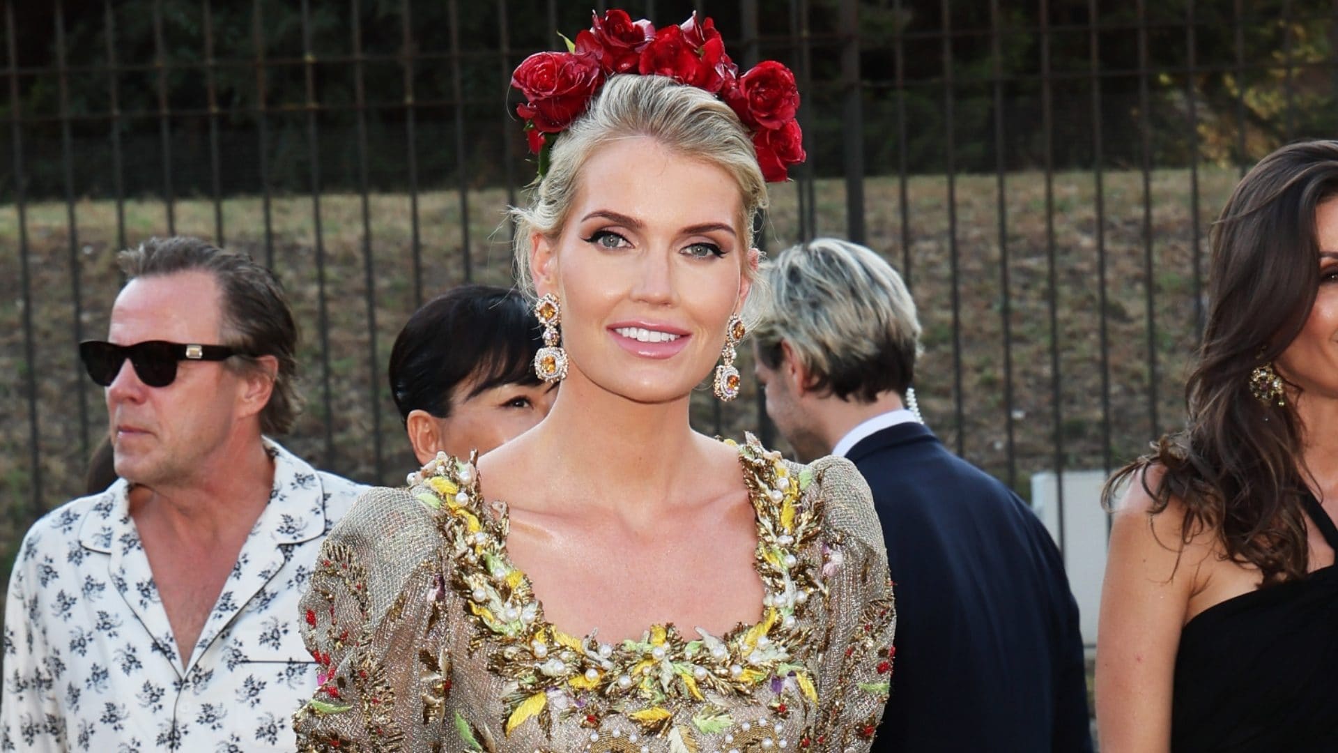 Lady Kitty Spencer tra foglie d'oro e rose tra i capelli: il prezioso look che rende omaggio all'Italia