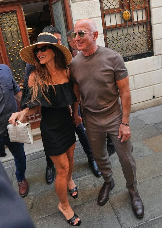 Lauren Sànchez e Jeff Bezos i look per il pranzo all’Harry’s Bar