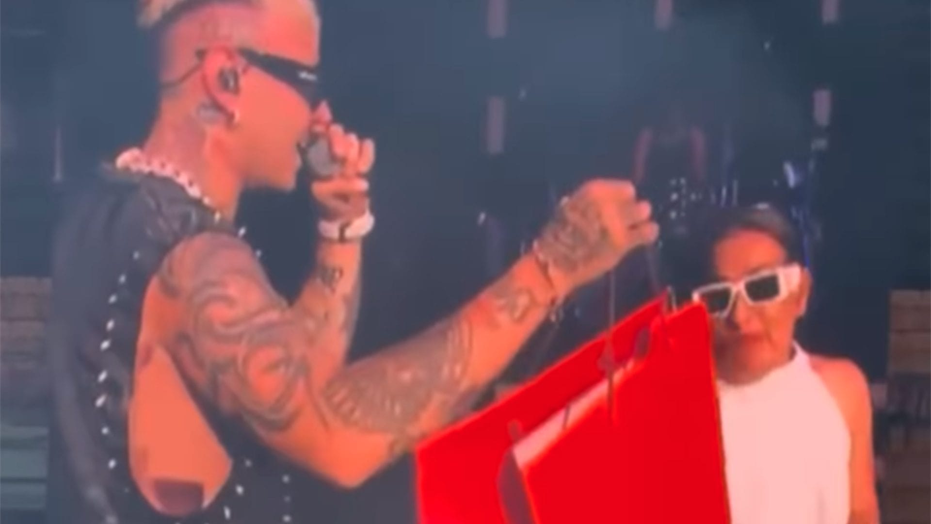 Lazza a San Siro regala una Birkin a sua madre: mantiene la promessa del brano "Re Mida"
