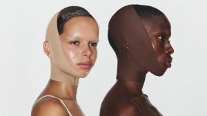Dopo gli slip contenitivi Kim Kardashian lancia la guaina Skims per modellare il viso