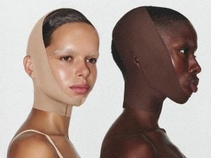 Dopo gli slip contenitivi Kim Kardashian lancia la guaina Skims per modellare il viso