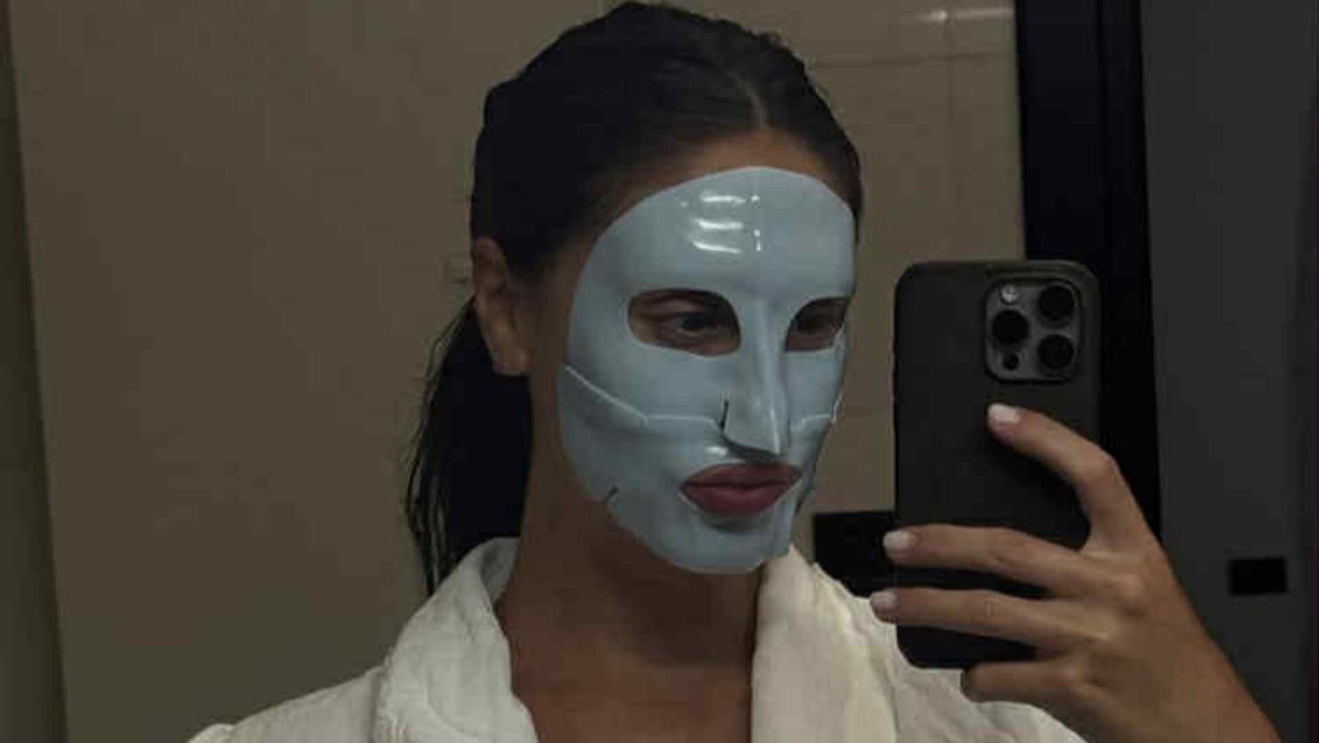 A cosa serve la maschera di "plastica" blu usata da Cecilia Rodriguez per la cura del viso