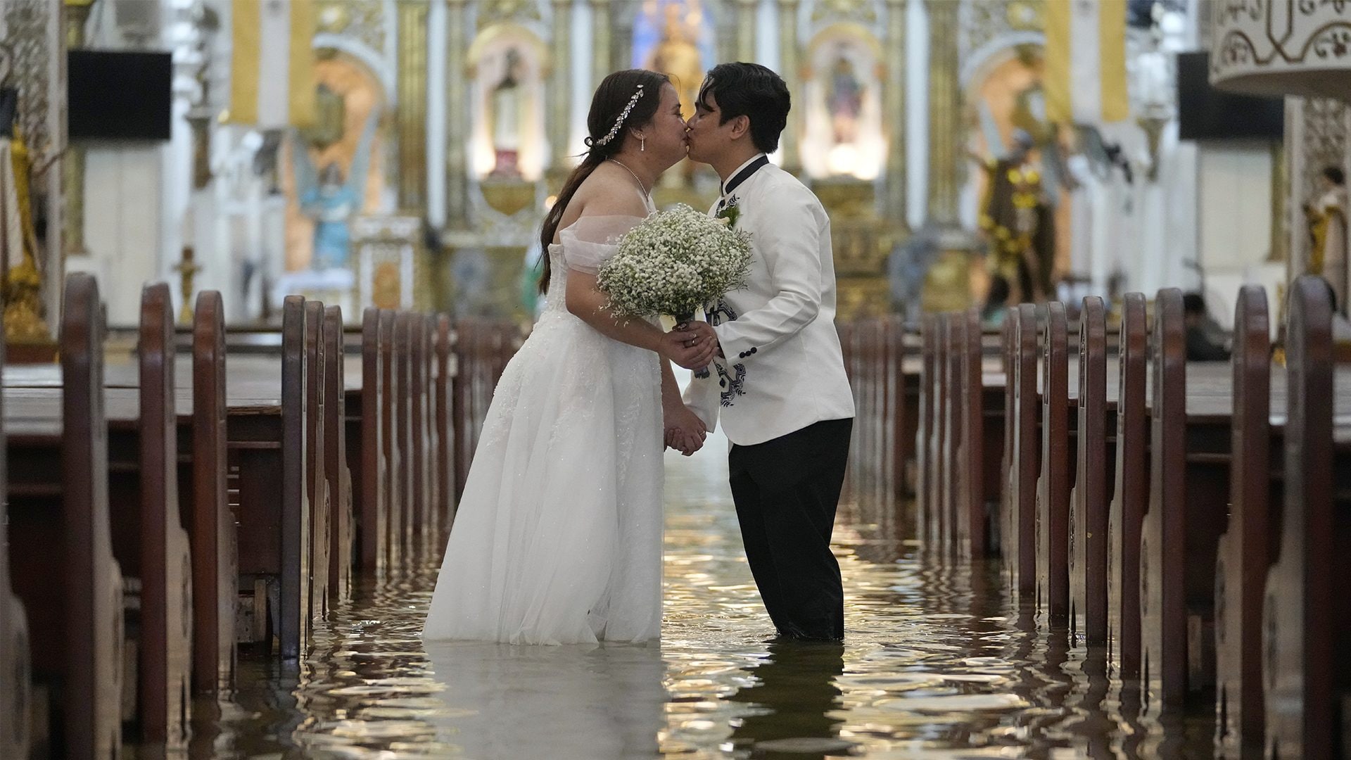 Matrimonio durante il tifone: gli sposi dicono sì nella chiesa sommersa d'acqua