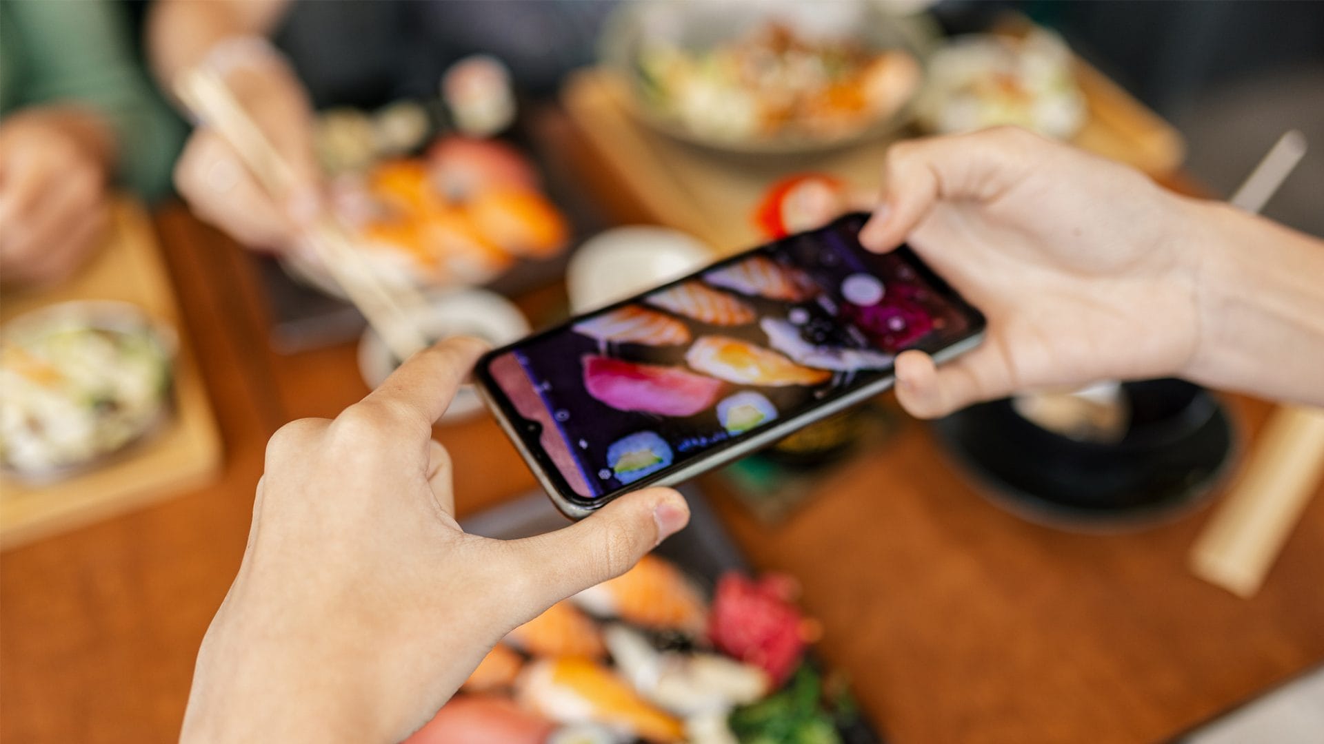 Pagato per viaggiare e mangiare: come candidarsi per l’offerta di lavoro da sogno