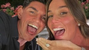 Paola Di Benedetto mostra l'anello di fidanzamento: il trend del momento sono i diamanti a goccia