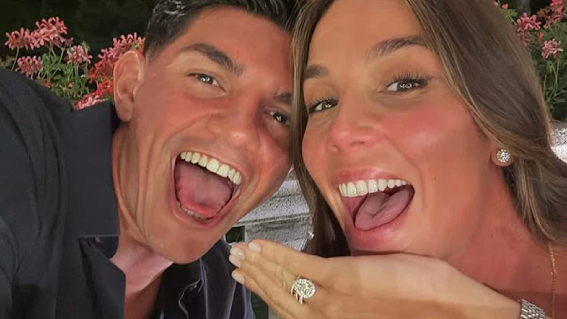 Paola Di Benedetto mostra l'anello di fidanzamento: il trend del momento sono i diamanti a goccia