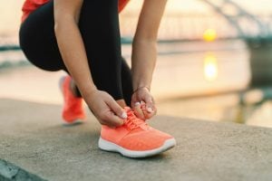 Un nuovo studio smentisce la teoria dei 10 mila passi al giorno: quanti ne servono per stare in salute