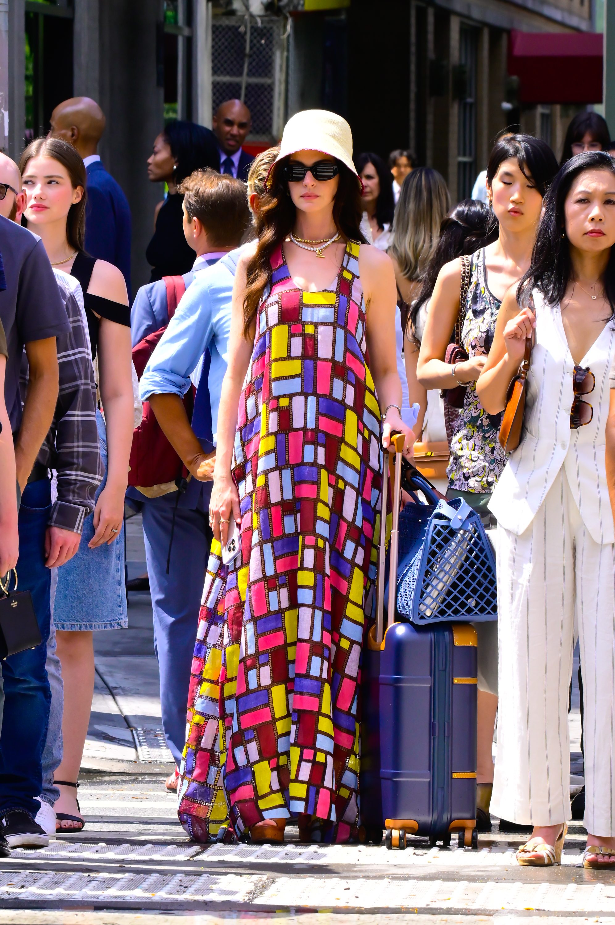 Anne Hathaway sul set de "Il Diavolo Veste Prada 2" con abito Gabriela Hearst