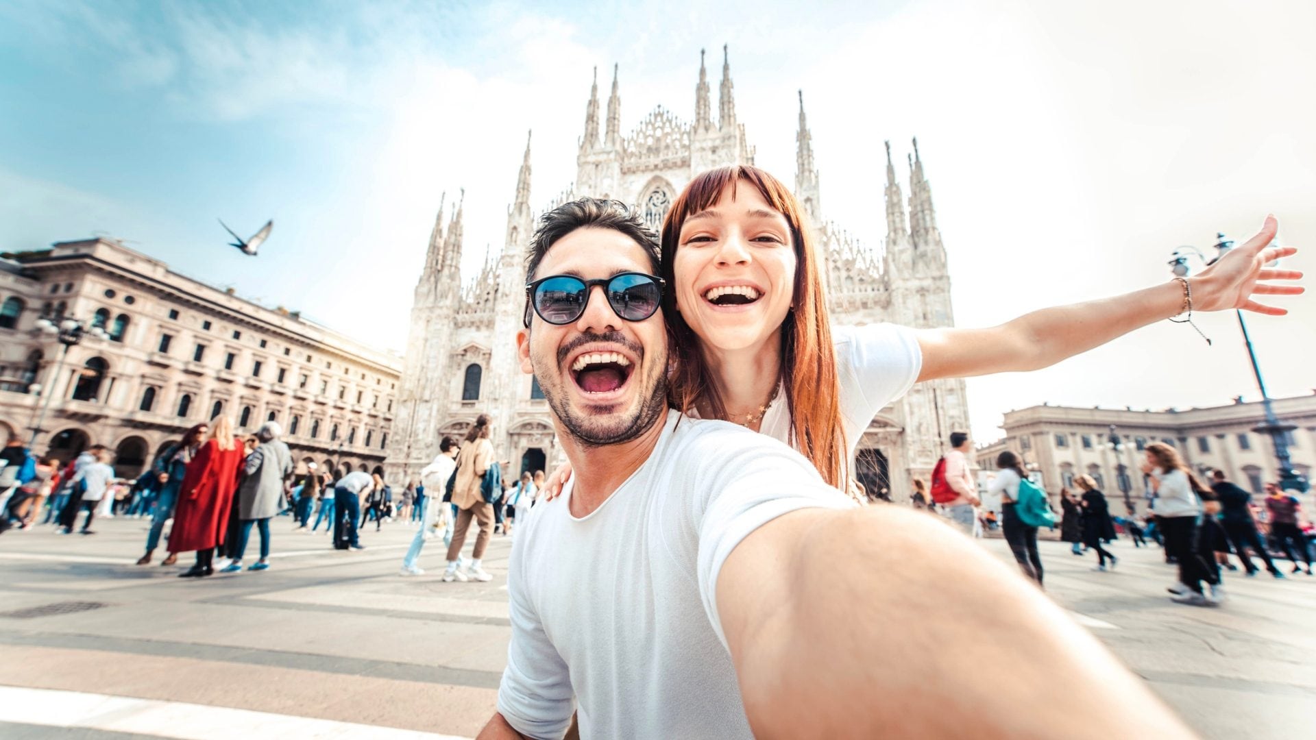 Le città che multano i turisti che si scattano selfie: in lista c'è anche un'italiana