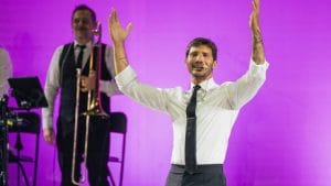 Stefano De Martino debutta a teatro: camicia e cravatta sono sempre uguali