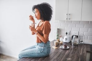 Cos'è il liquido che si forma sullo yogurt e perché non è necessario buttarlo