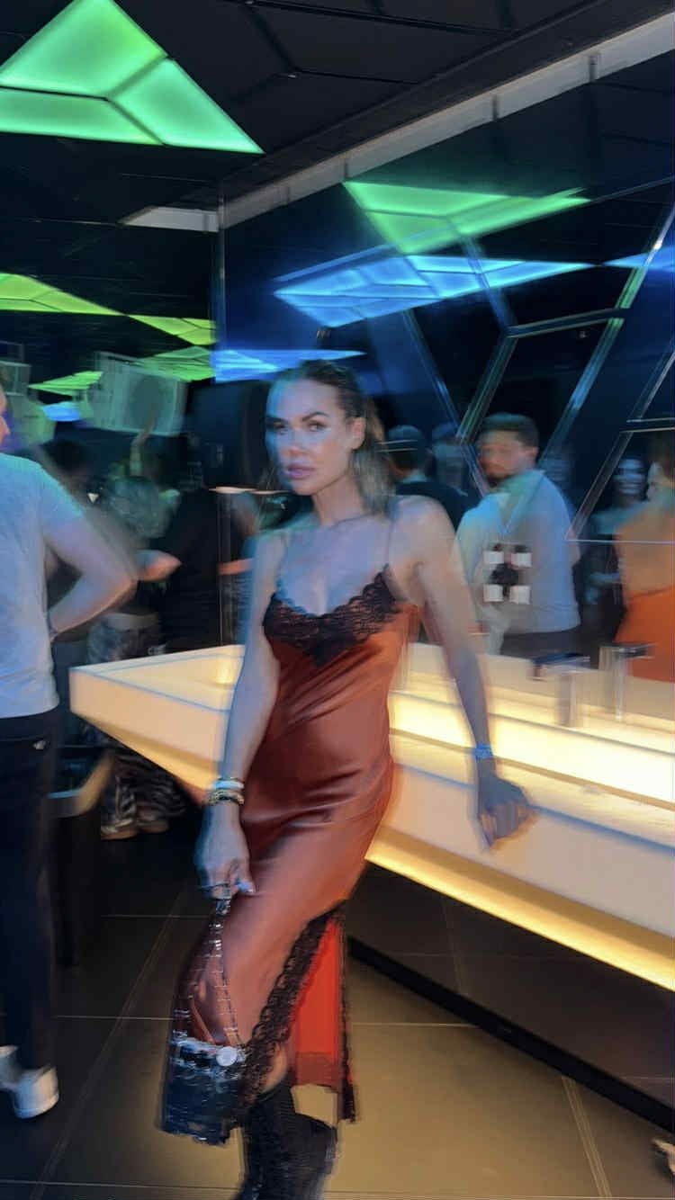 Ilary Blasi in slip dress e anfibi