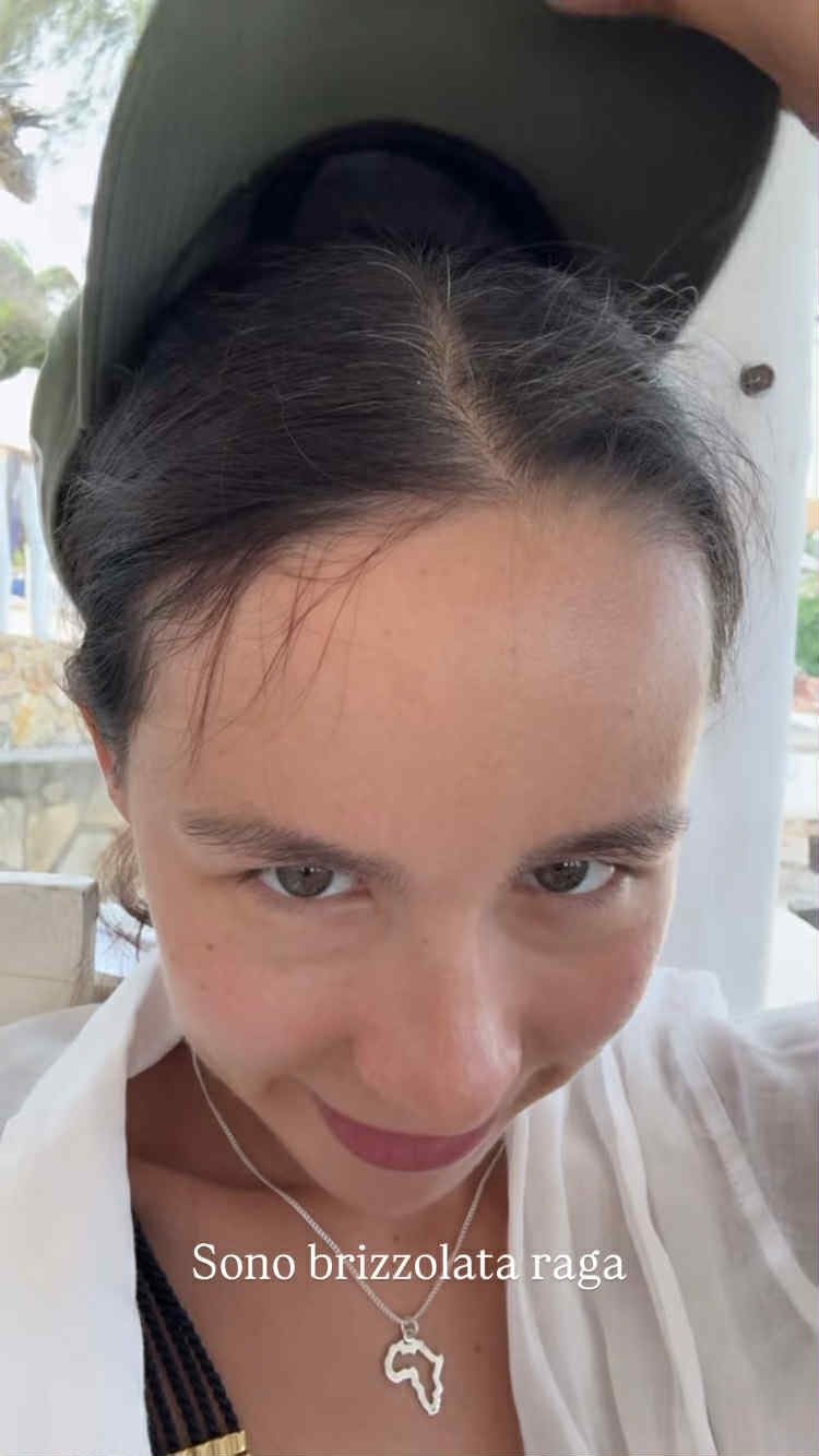 Aurora Ramazzotti mostra la ricrescita dei capelli bianchi