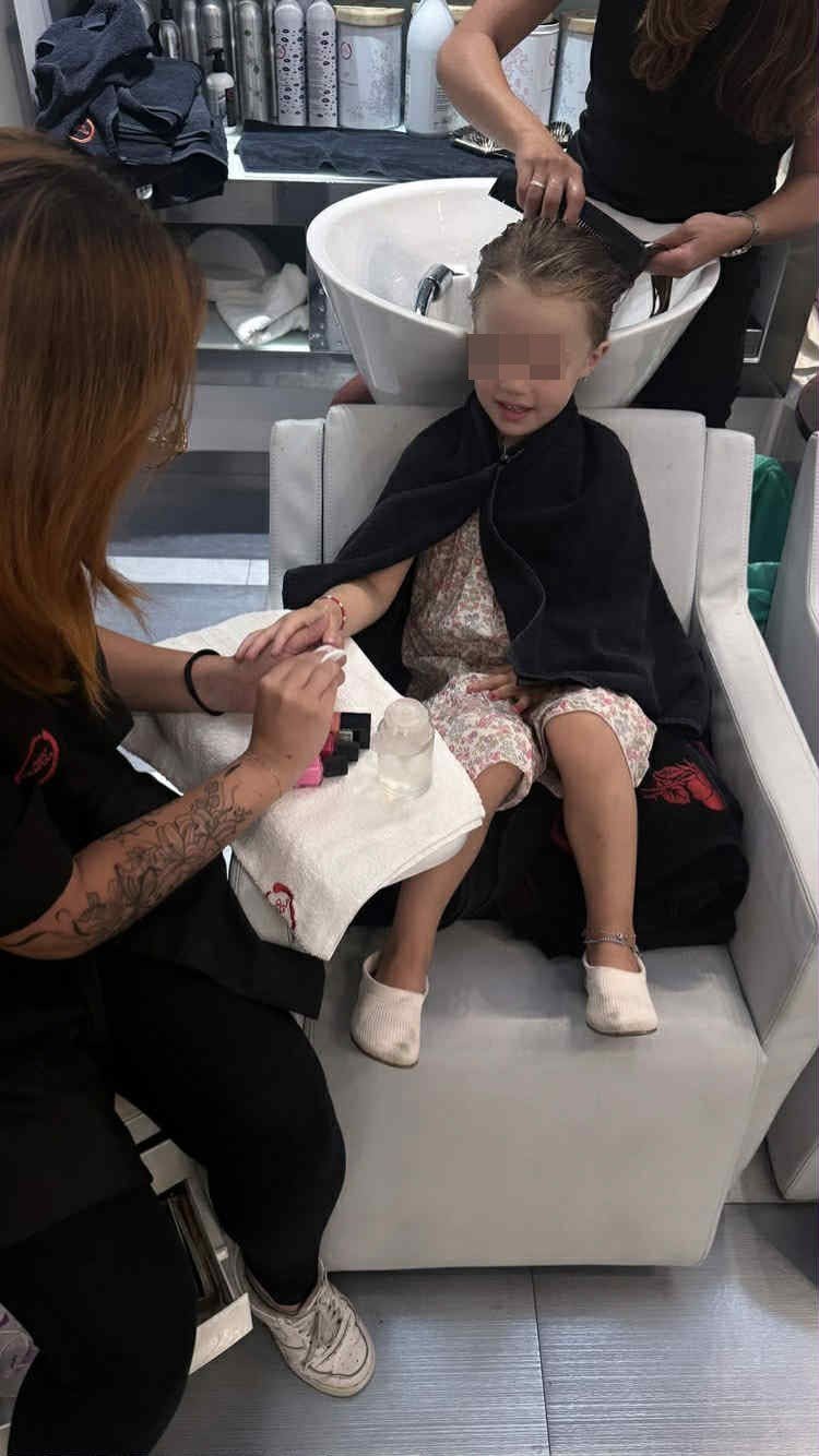 Luna Marì fa la manicure