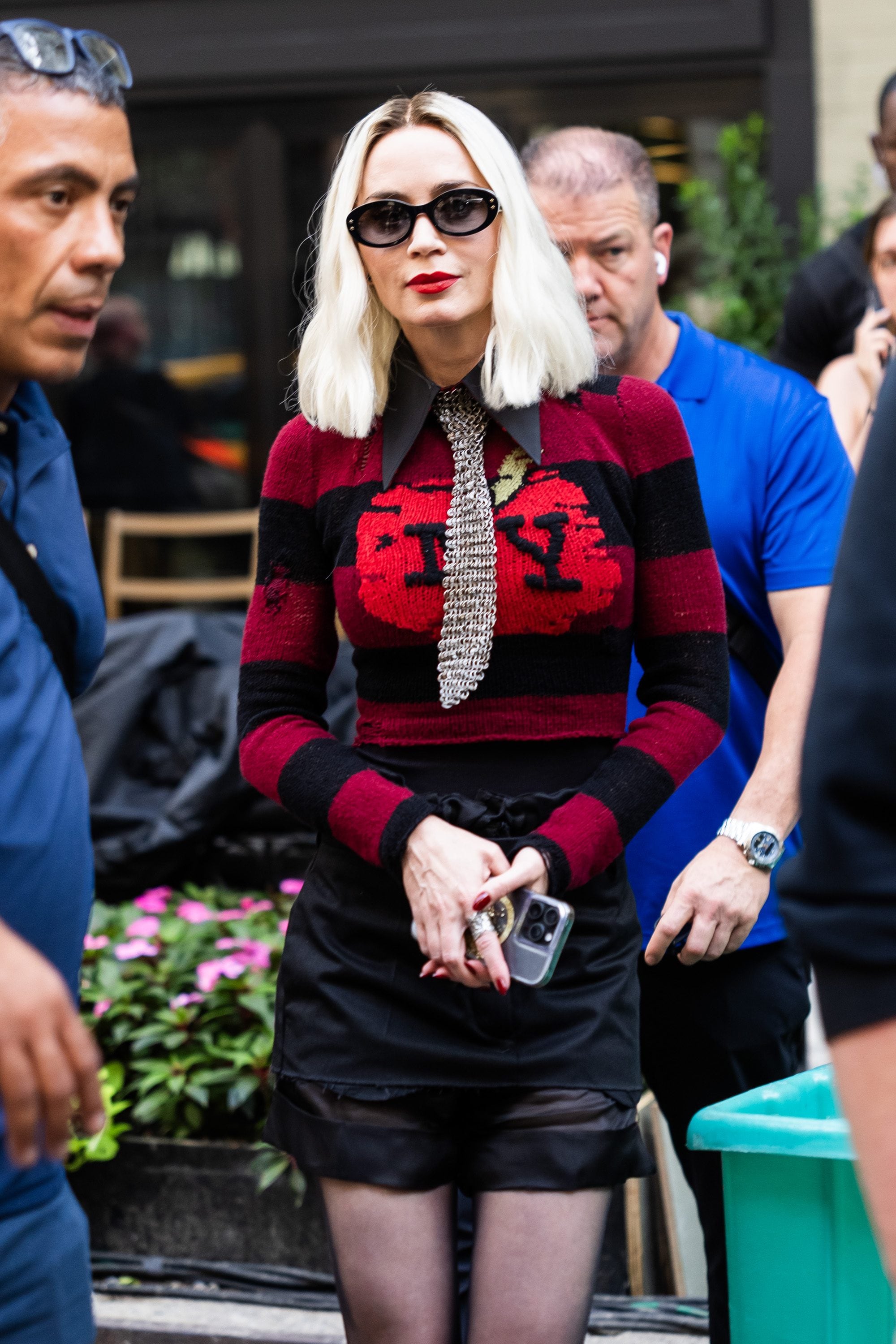Emily Blunt in una scena de Il Diavolo Veste Prada 2 con maglione Coach e capelli platino