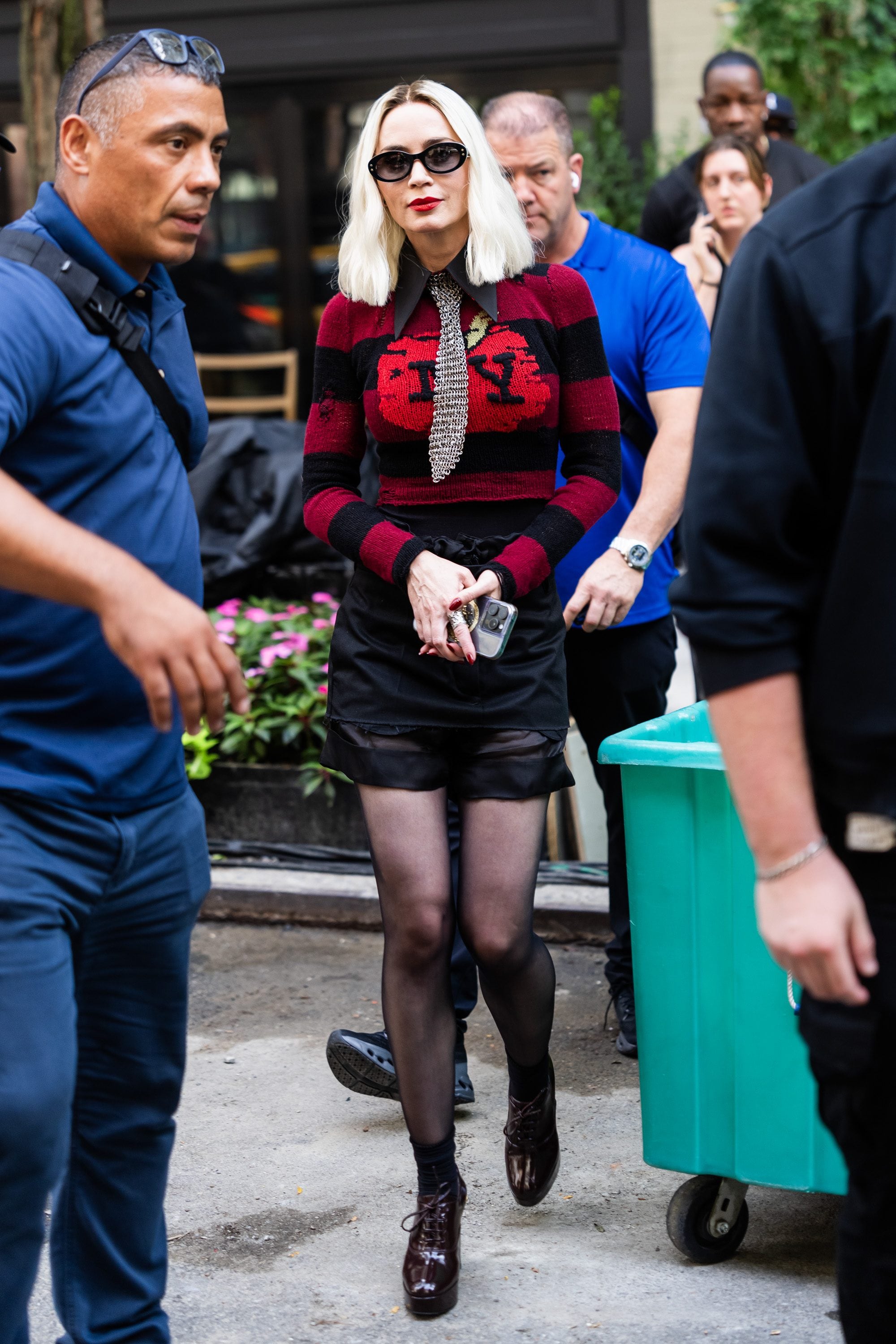 Il look di Emily Blunt ne Il Diavolo Veste Prada 2 con gonna Maison Margiela, occhiali Dior e scarpe Gianvito Rossi