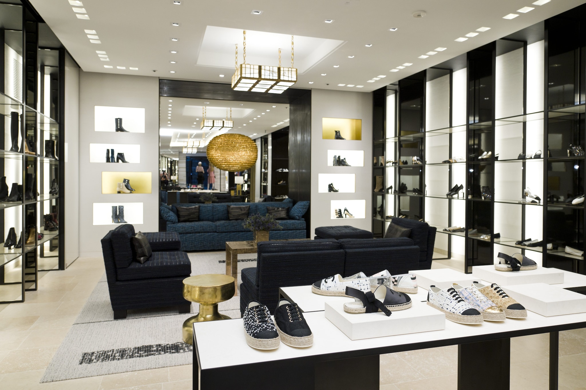 L’interno della boutique Chanel in Rue Cambon a Parigi