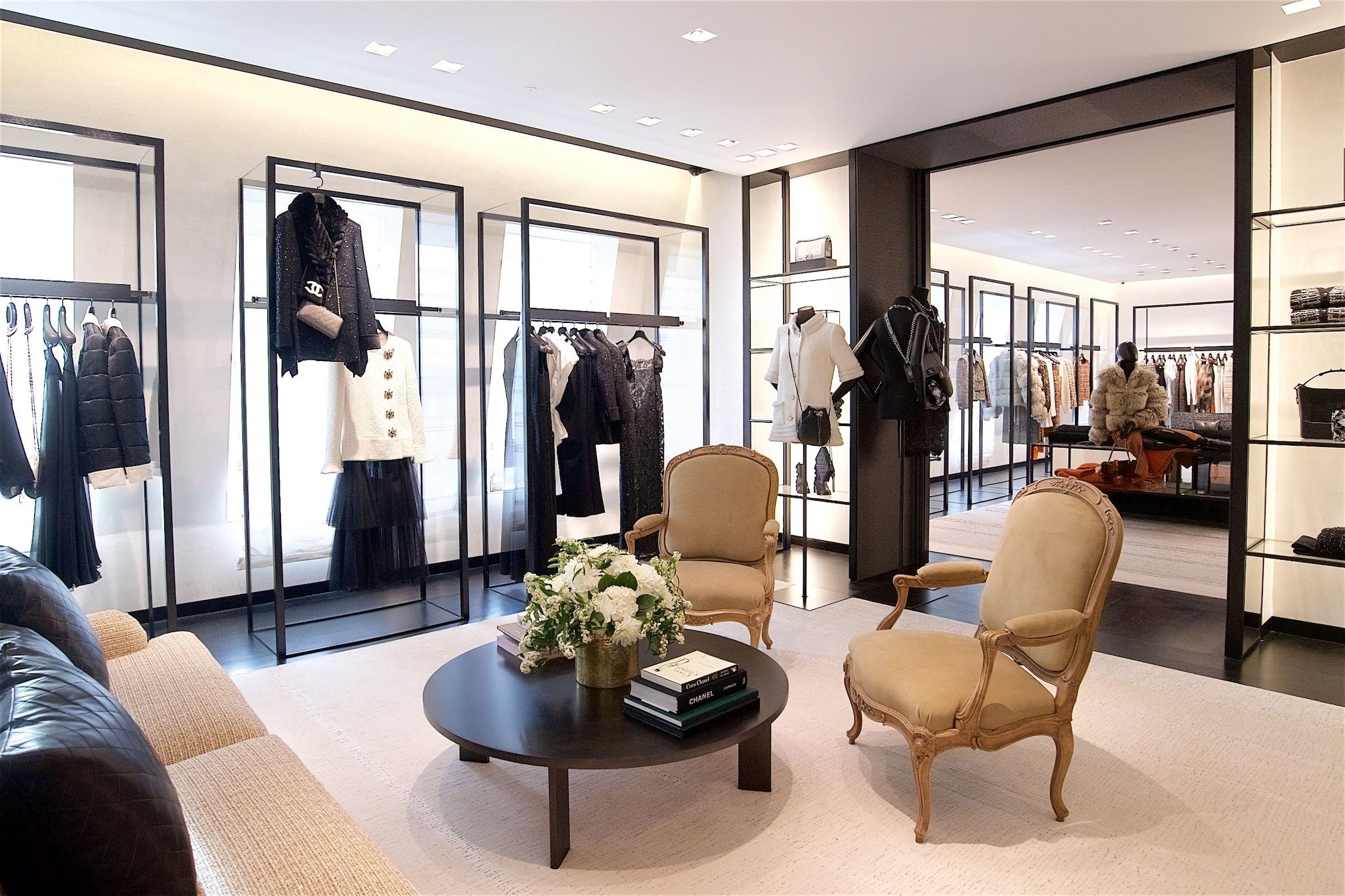 Un salottino nella boutique Chanel di Brompton Cross a Londra