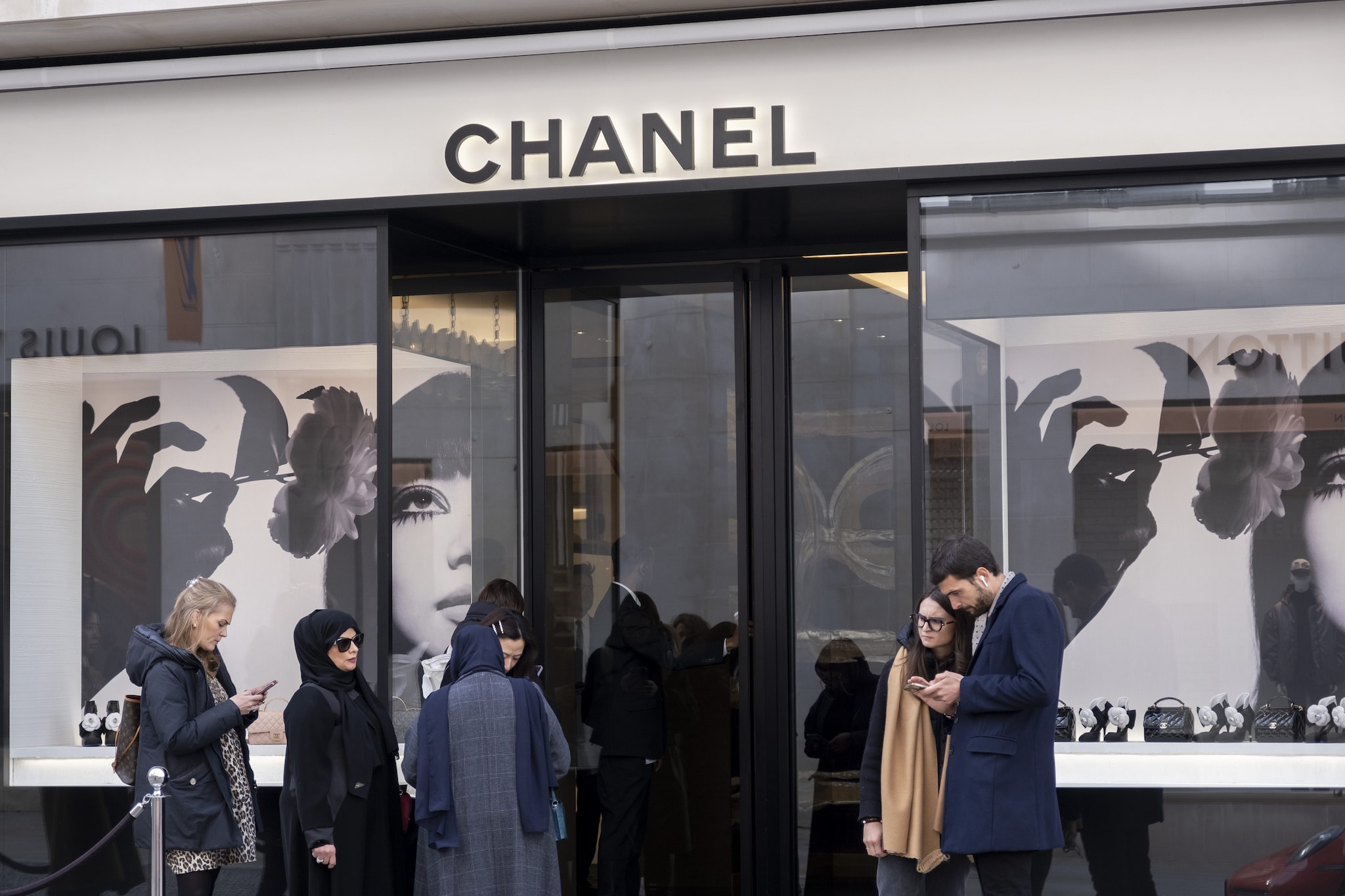 La fila fuori dalla boutique Chanel di Bond Street a Londra