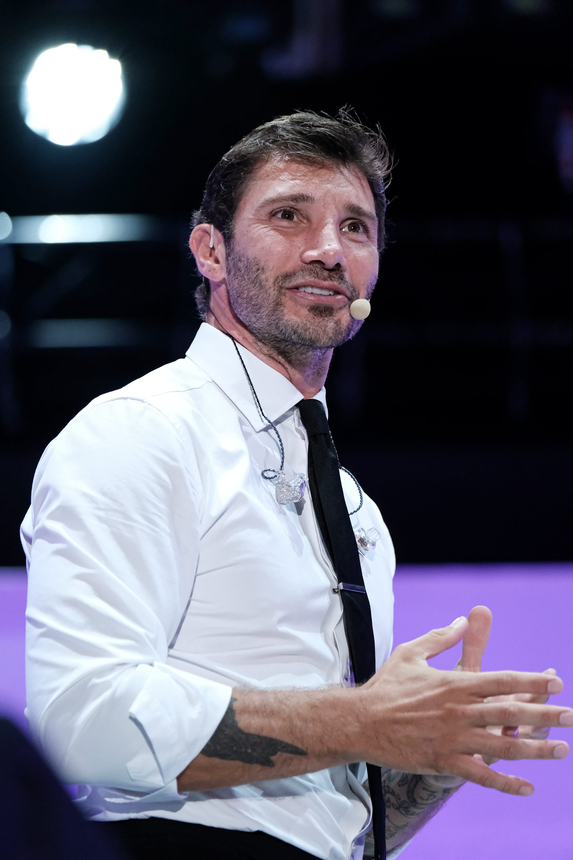Stefano De Martino sul palco di "Meglio Stasera"