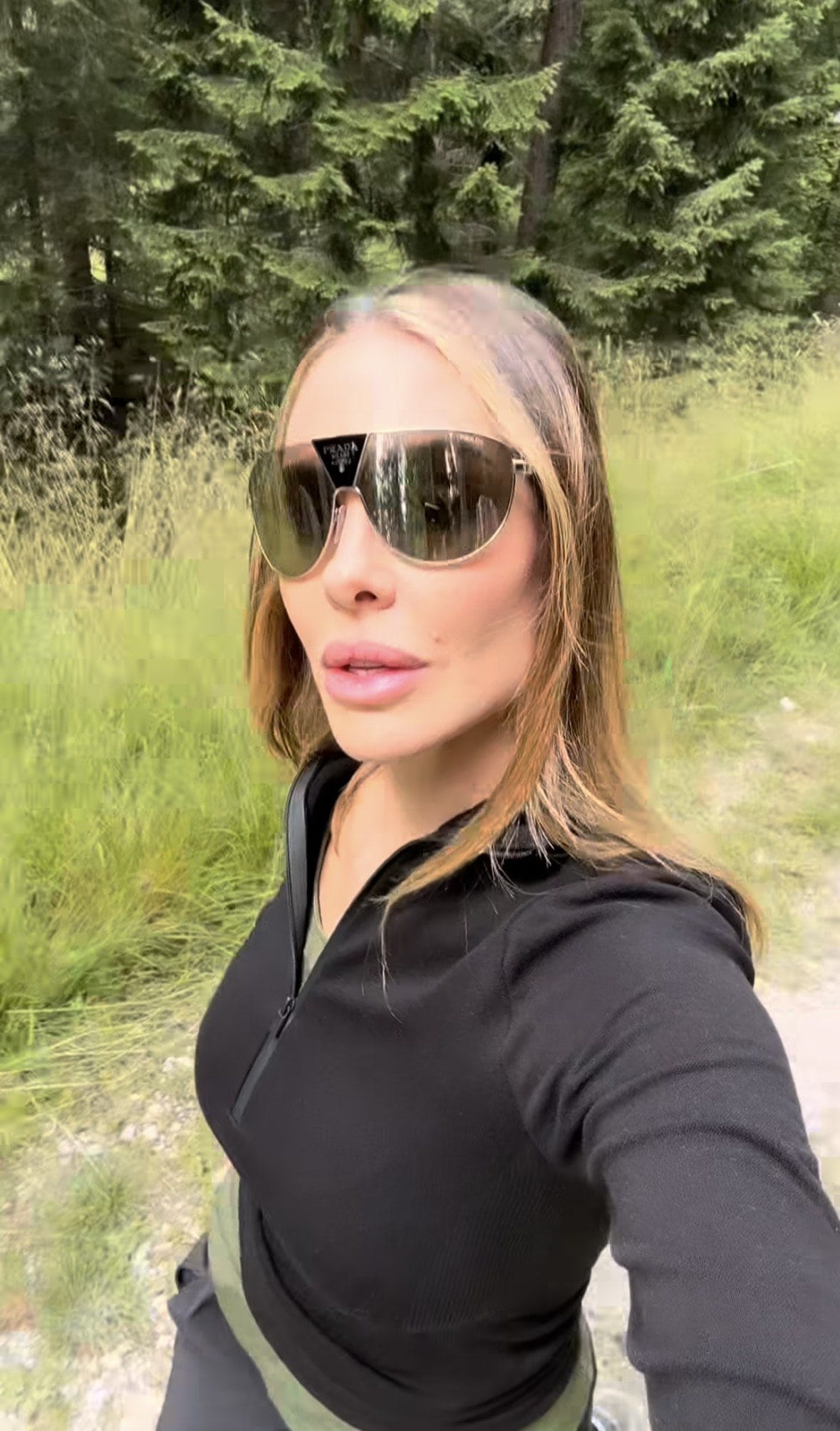Gli occhiali di Ilary Blasi per il trekking in montagna