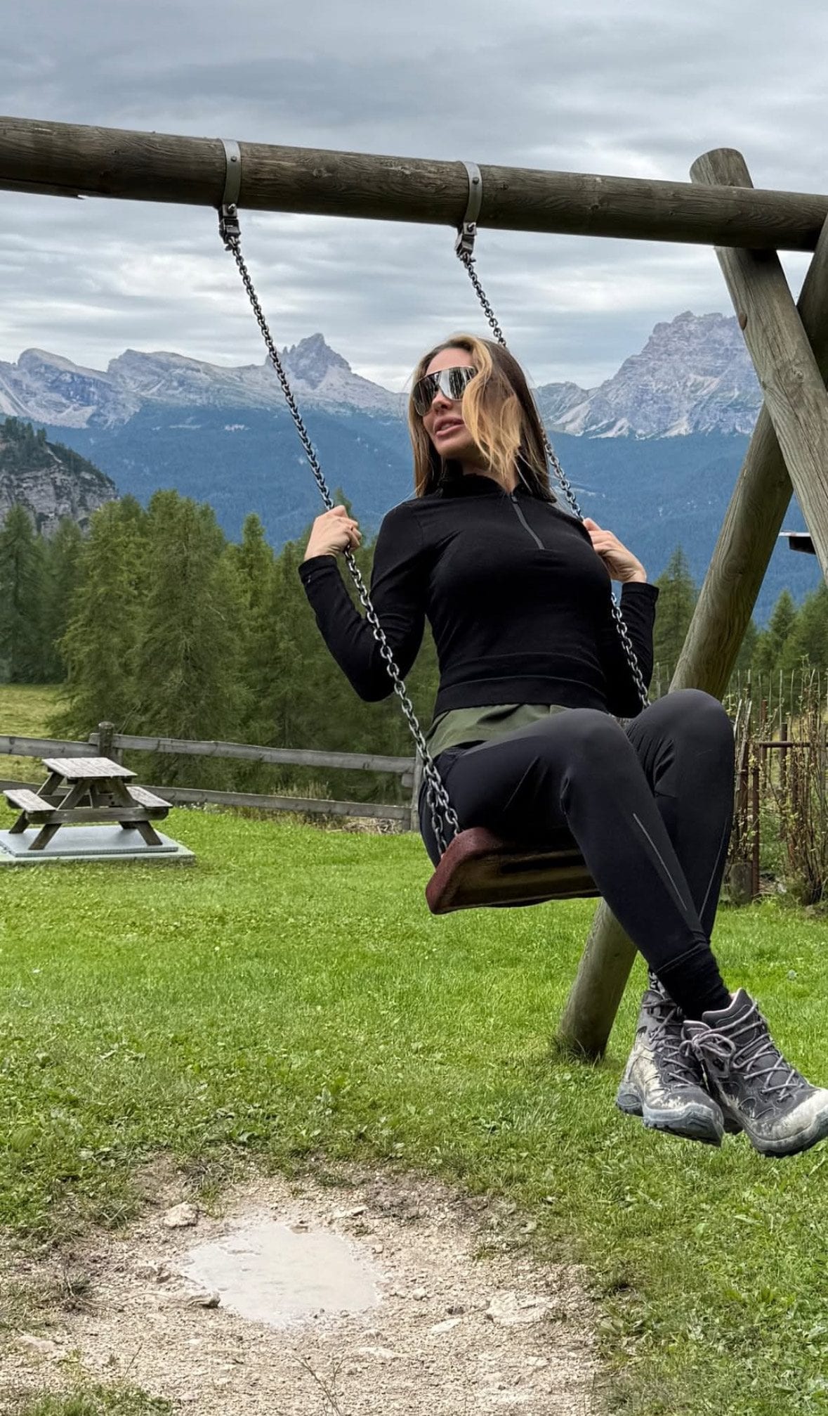 Ilary Blasi durante la vacanza in montagna