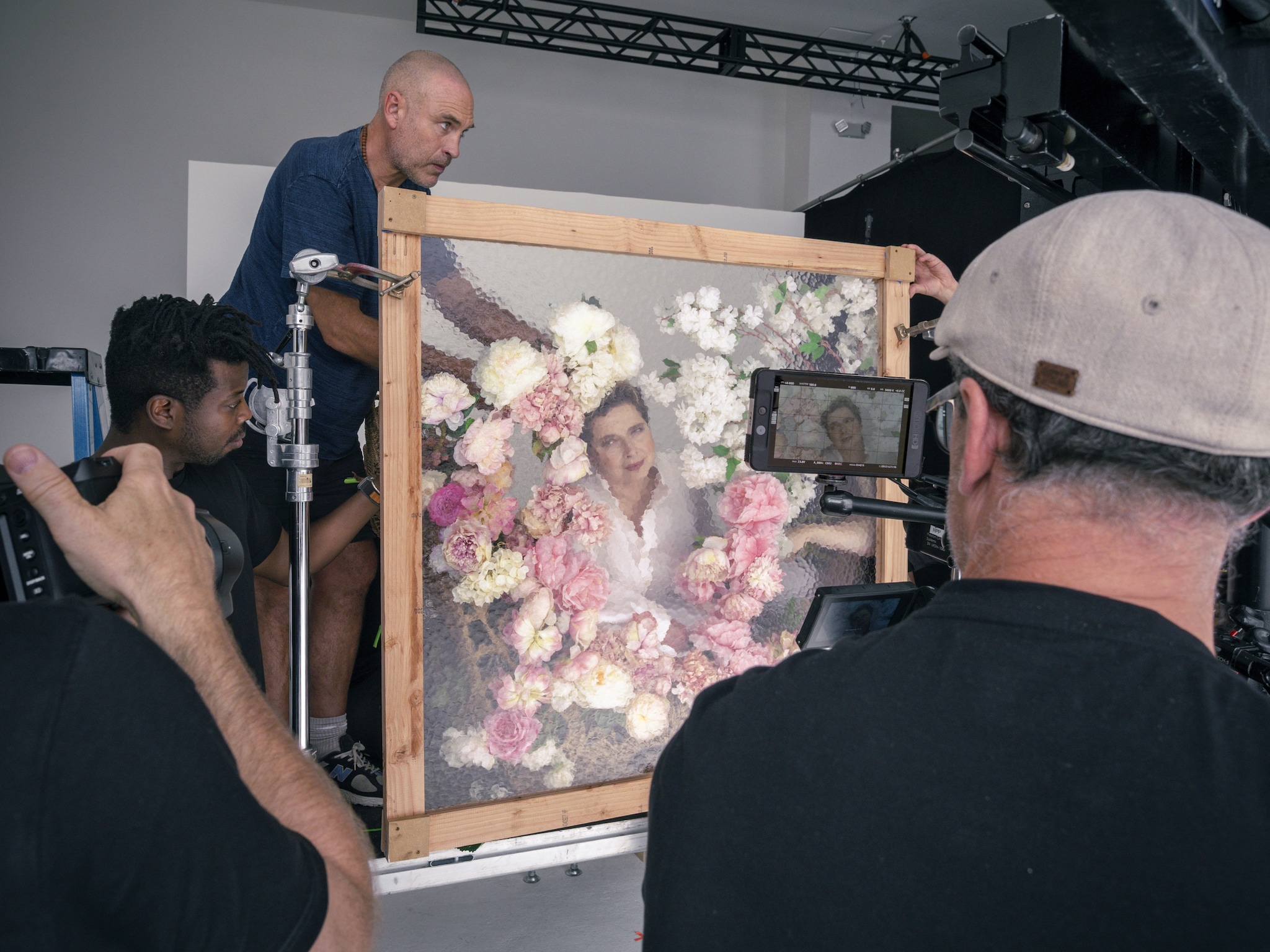 Isabella Rossellini dal backstage del Calendario Pirelli 2026 di Sølve Sundsbø, foto di Alessandro Scotti