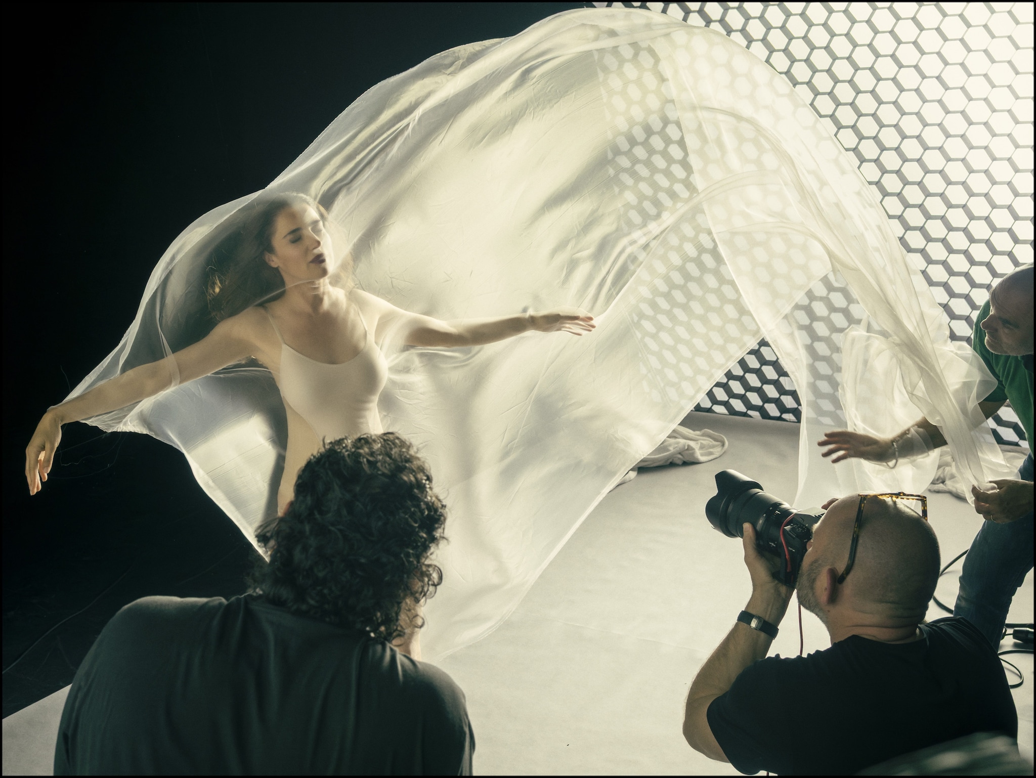 Luisa Ranieri dal backstage del Calendario Pirelli 2026 di Sølve Sundsbø, foto di Alessandro Scotti
