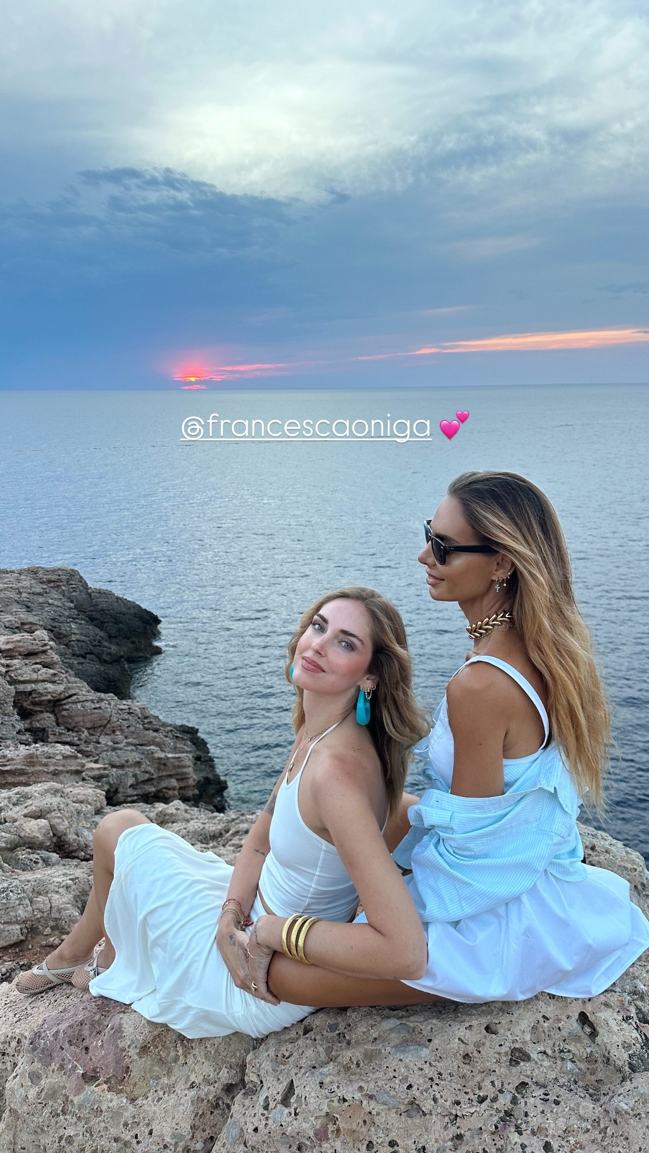 Lo scatto con l’amica in riva al mare