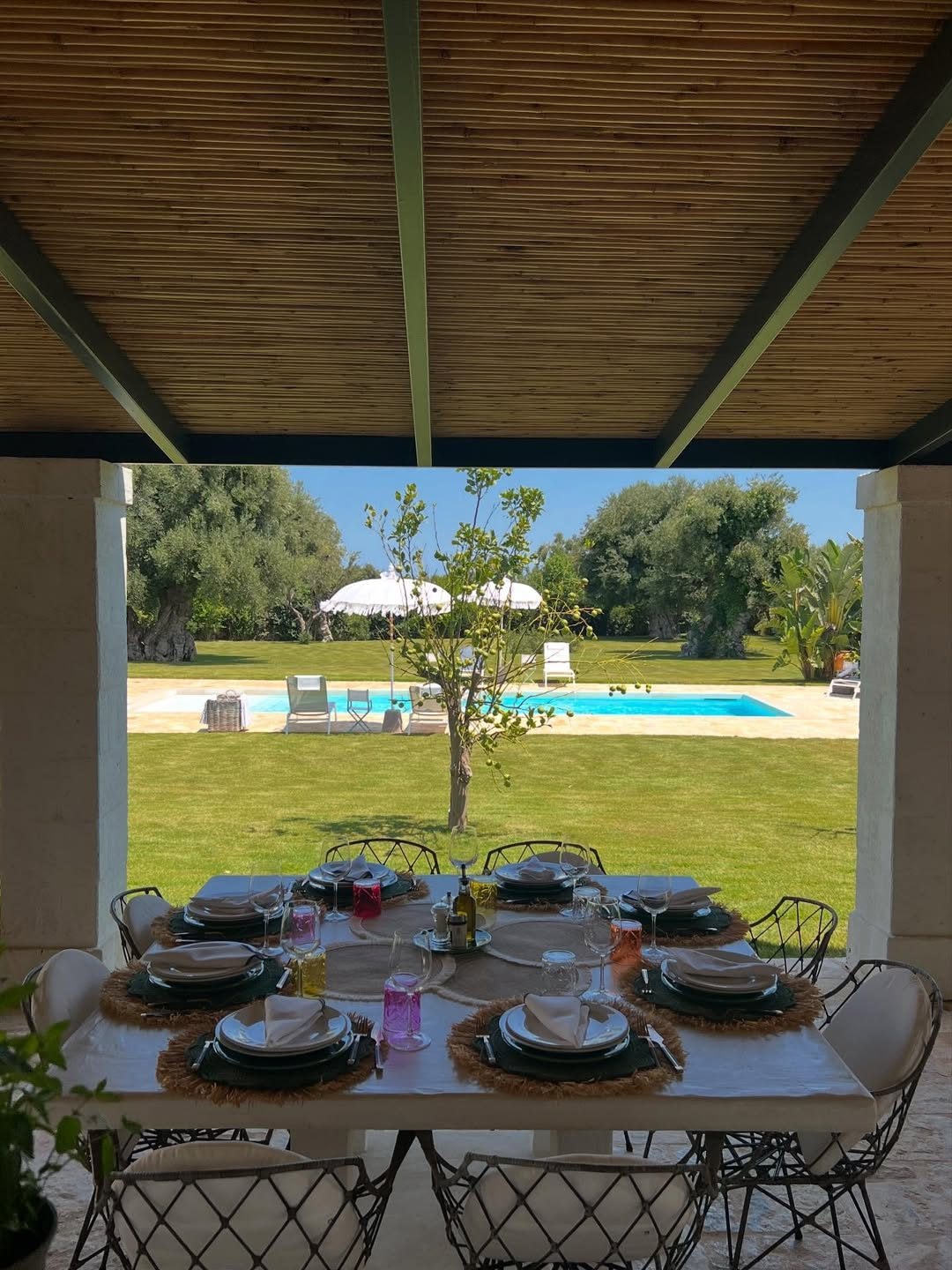 La zona pranzo nel giardino della villa