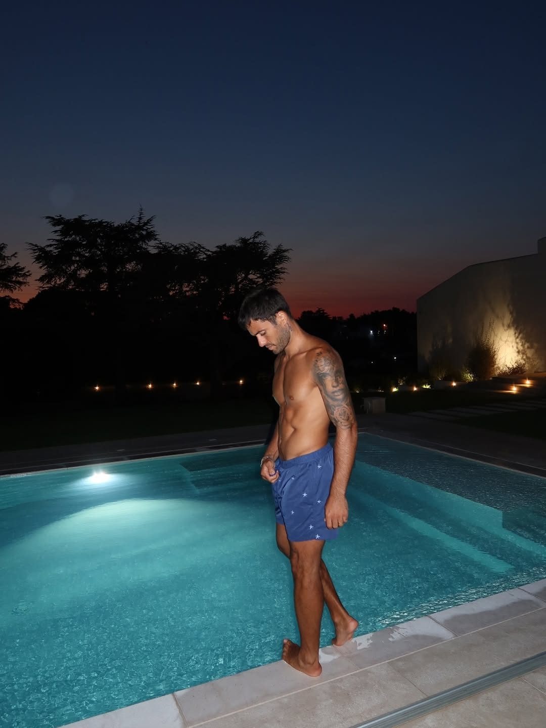 Pierpaolo Pretelli nella piscina della villa