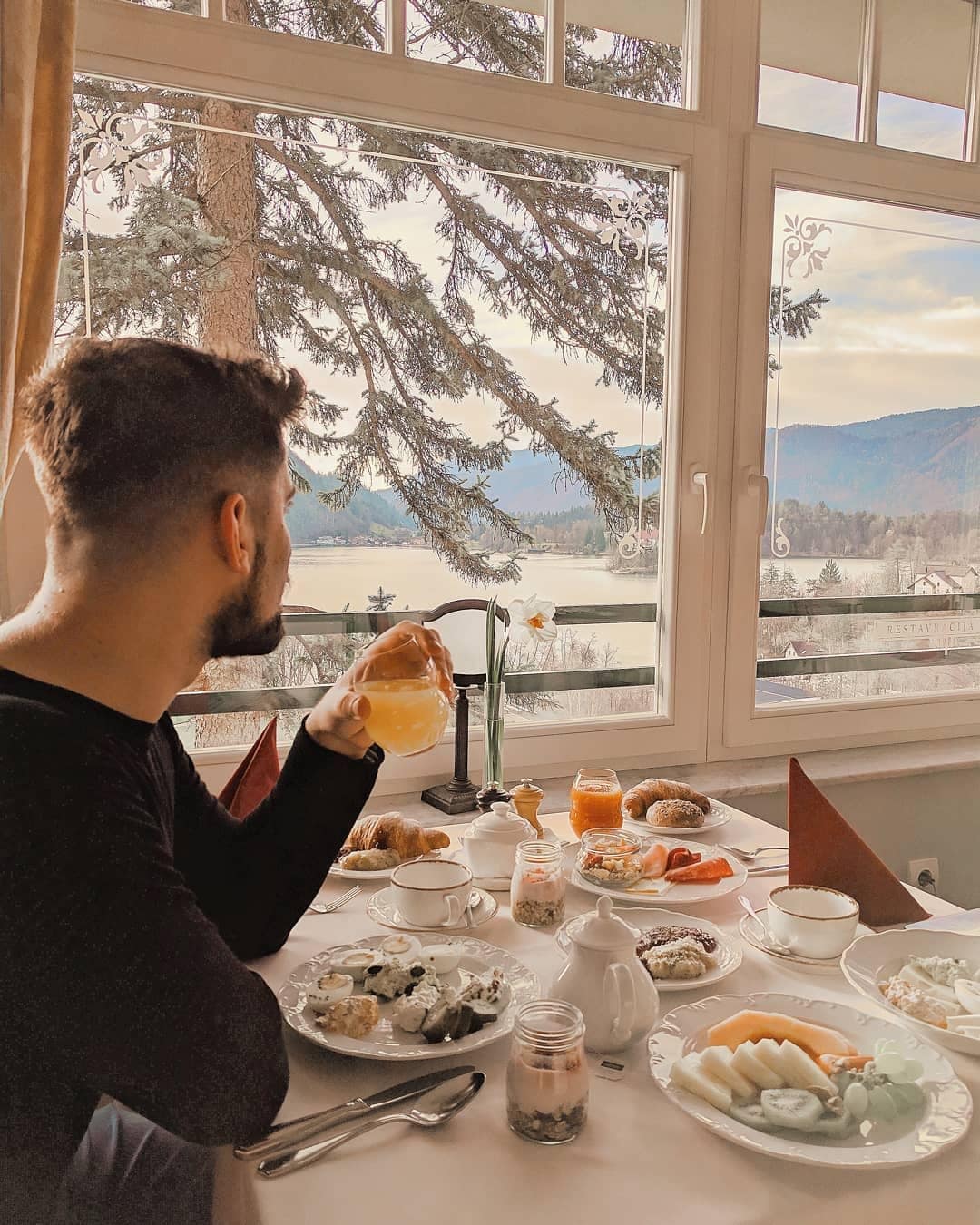 Una foto di Davide Bertolino durante la colazione all’hotel Triglav di Bled