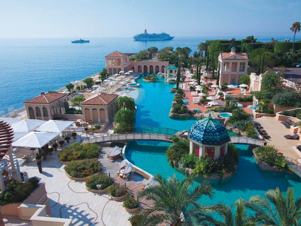 Il giardino e le piscine dell’hotel a Monte Carlo