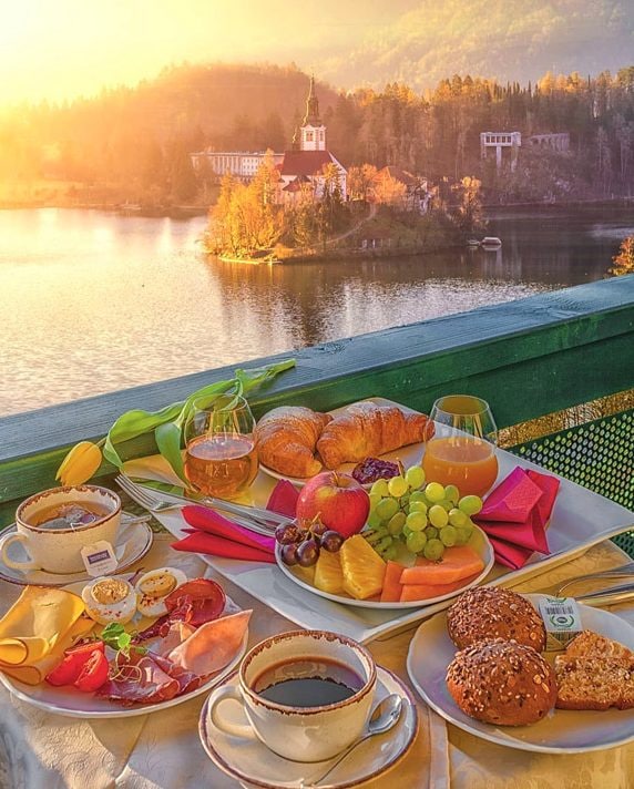 La colazione con vista all’hotel Triglav di Bled