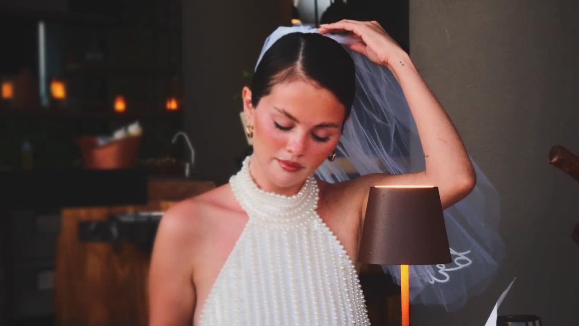 L'addio al nubilato di Selena Gomez: si prepara al matrimonio in bianco col velo personalizzato