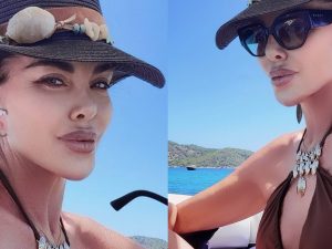 Alba Parietti regina dei selfie in costume, quanto costa il bikini gioiello con oblò sul seno