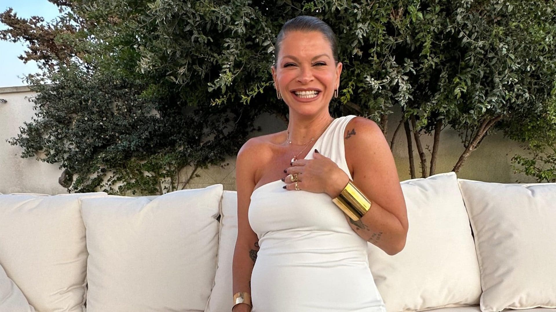 Alessandra Amoroso vestita di bianco e oro: il look della proposta di matrimonio