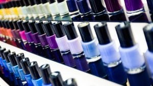 Le alternative agli smalti vietati: "Attenzione a chi lavora in casa"