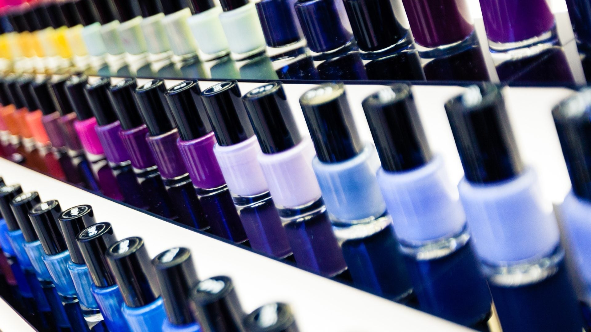 Le alternative agli smalti vietati dal 1° settembre, l’onicotecnica: "Attenzione a chi lavora in casa"