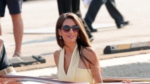 L'arrivo in giallo burro di Amal Clooney