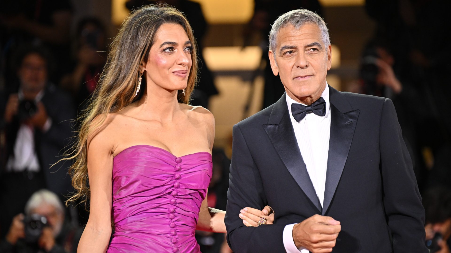 Amal Clooney a Venezia 2025 sfida la scaramanzia: sfila in viola col mini abito vintage