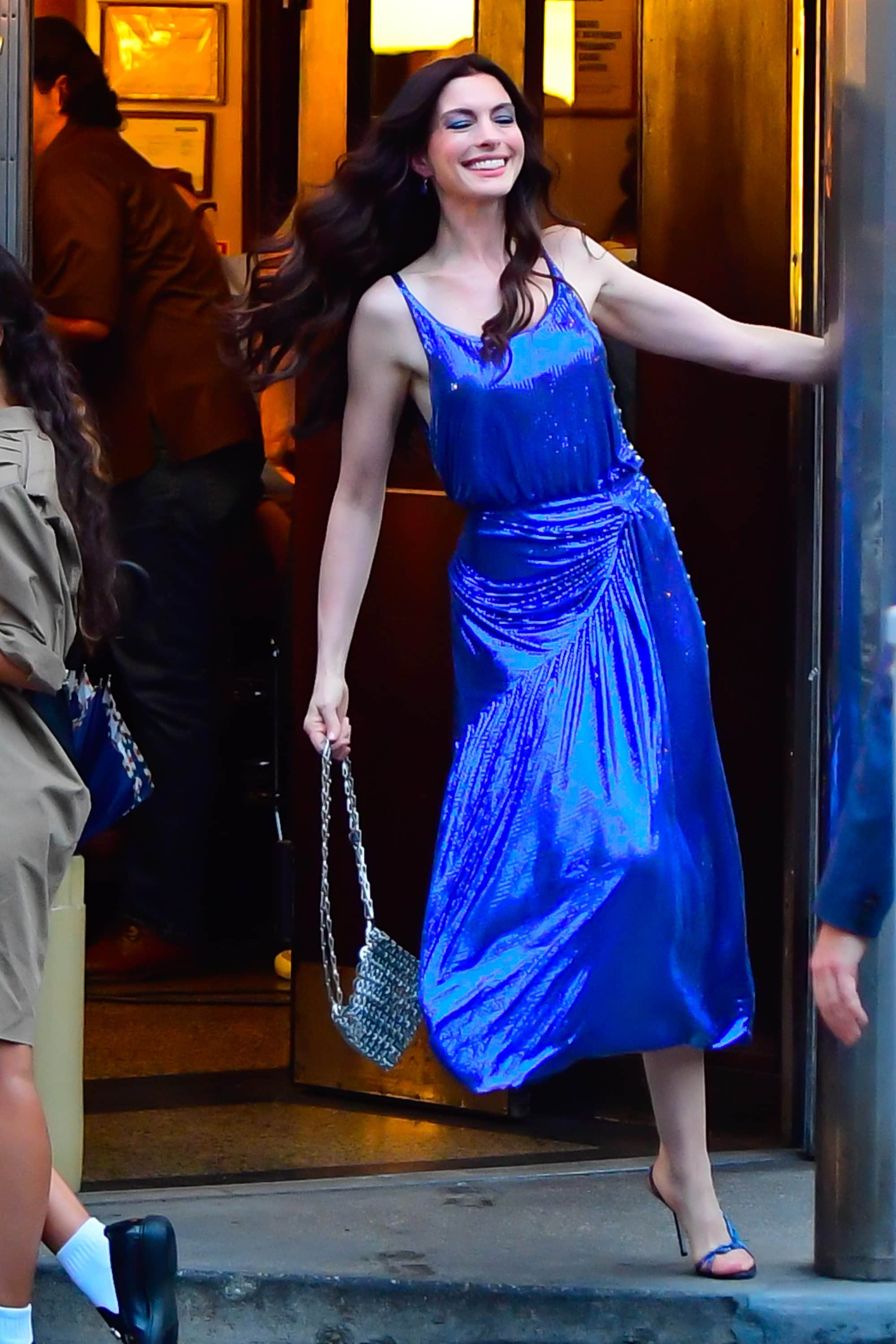 Anne Hathaway in una scena de Il Diavolo Veste Prada 2