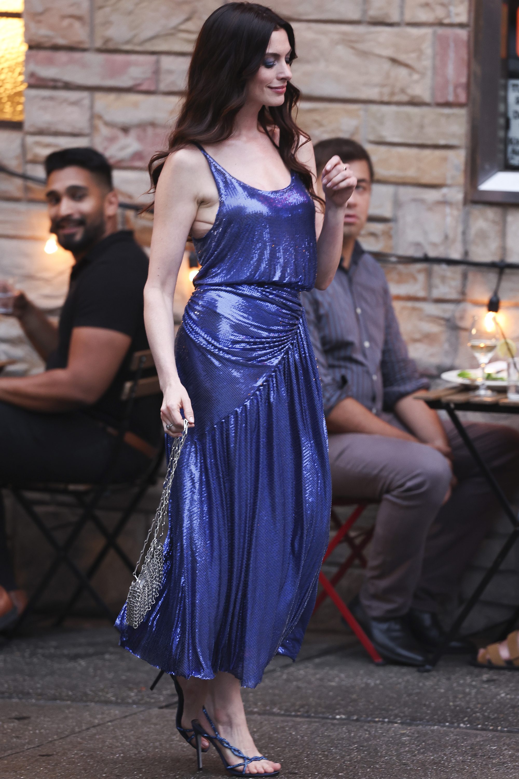 Anne Hathaway con abito e borsa Rabanne, sandali René Caovilla