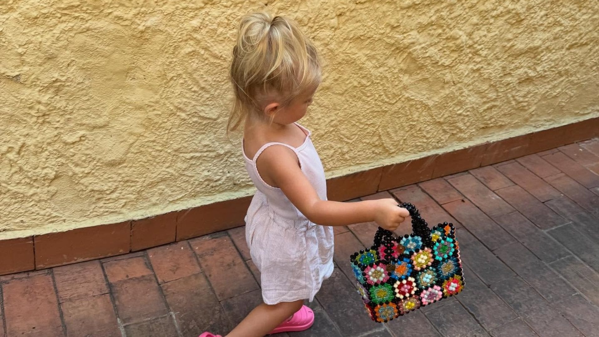 Aria come mamma Diletta Leotta: è icona fashion con borsa di perline e zoccoletti rosa