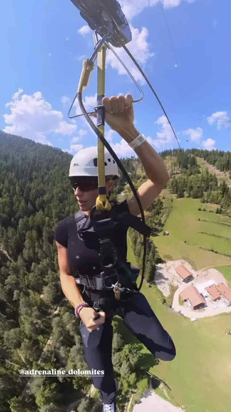 Michelle Hunziker alle prese con lo zipline più alto d’Europa