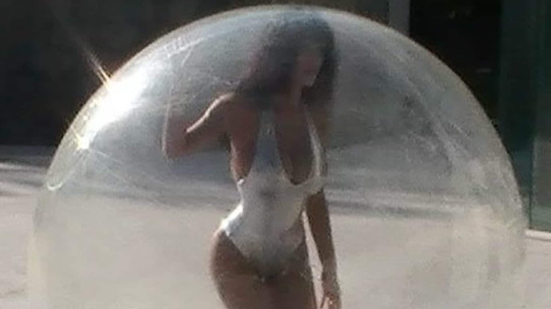 Bianca Censori in body e tacchi a spillo dentro una bolla: perché la foto preoccupa i fan