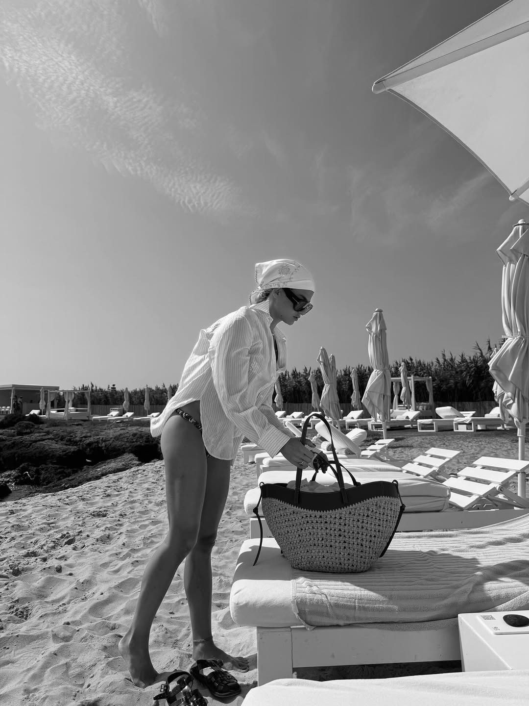 Cristina Marino con borsa in rafia Polene