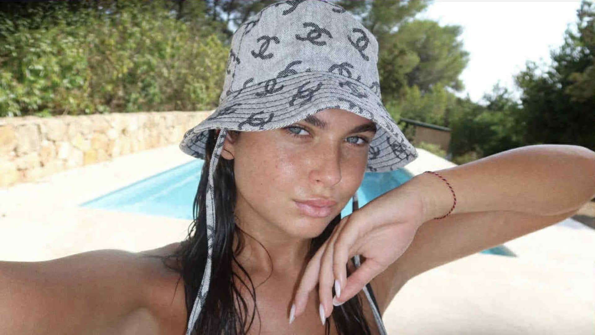 Chanel veste Chanel: la figlia di Ilary Blasi in vacanza col cappello da oltre 3mila euro