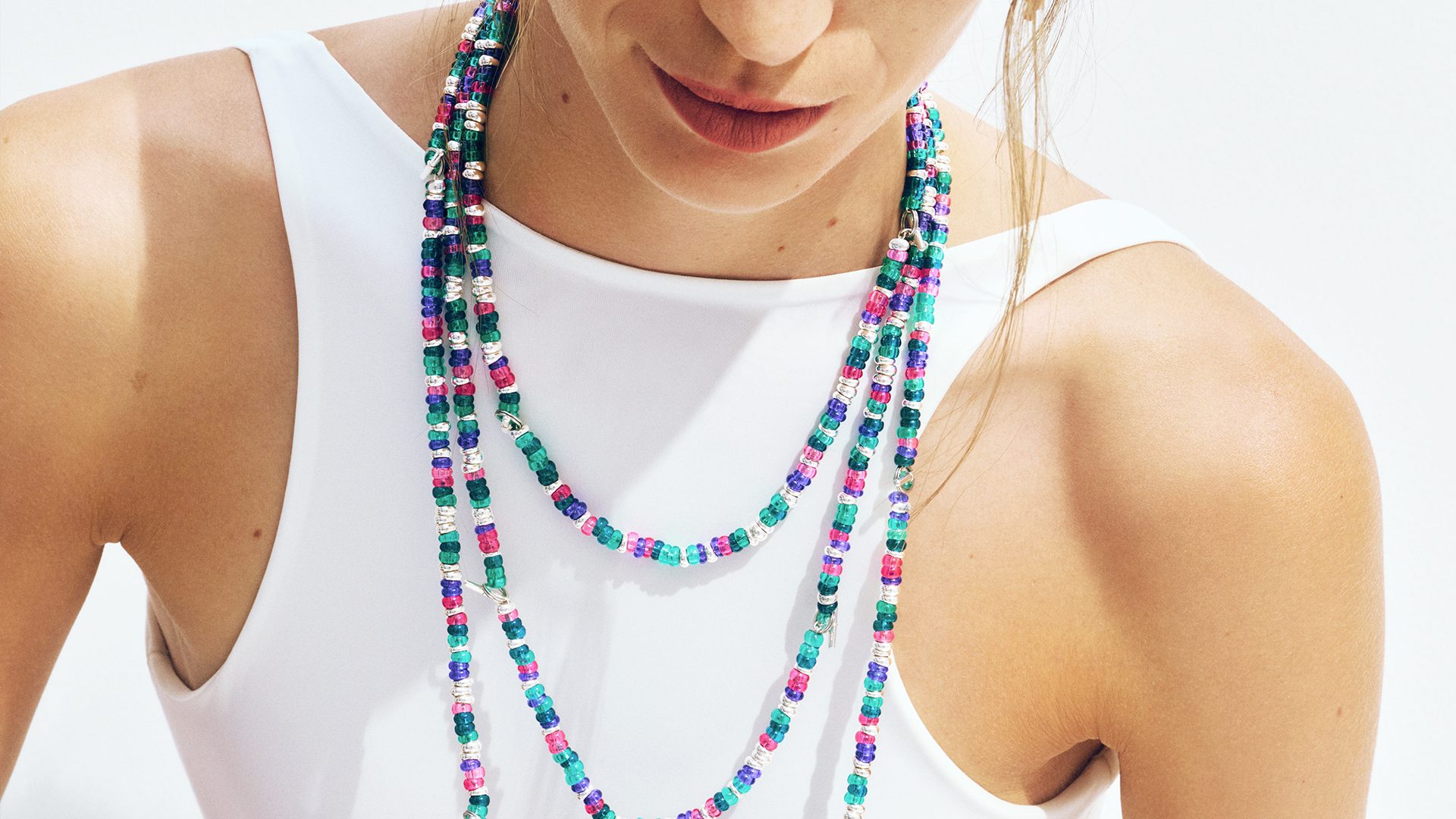 Le collanine più originali per l'estate 2025: da quelle con charm a quelle colorate, le tendenze must