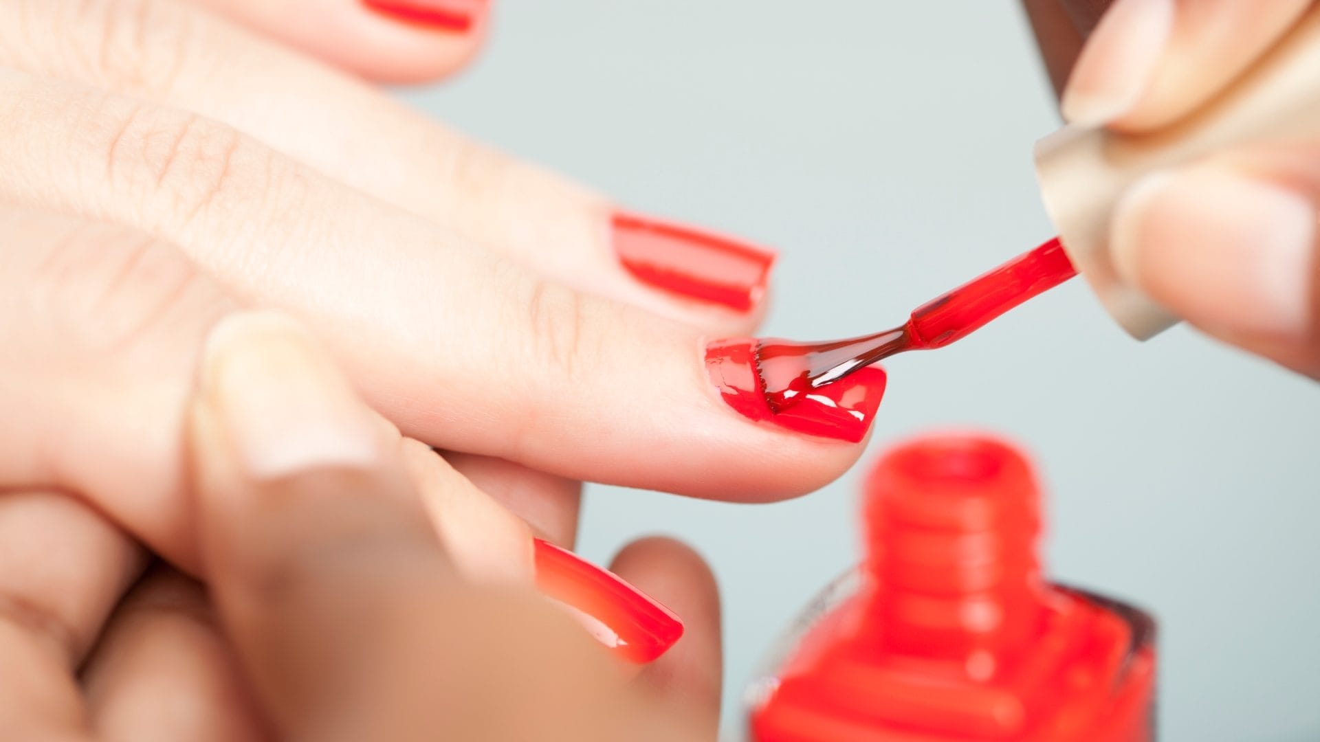 Smalti vietati, cambiano i prezzi della manicure? L'esperta: "Prodotti più sicuri, costi maggiori"